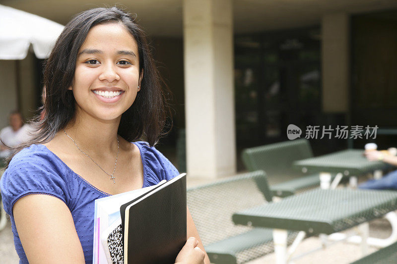 西班牙裔大学生在校园里借书