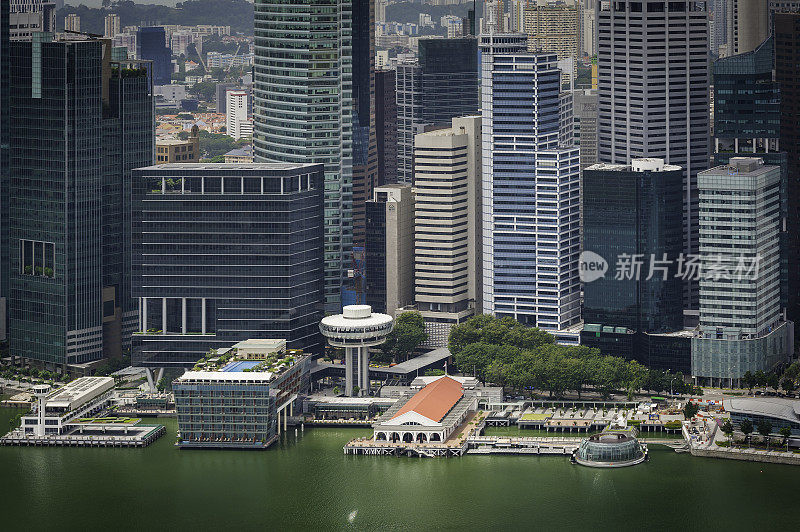 拥挤的摩天大楼的城市景观，市中心的写字楼新加坡滨海湾