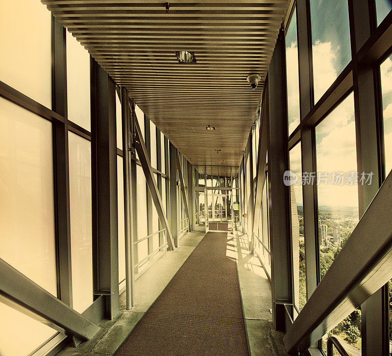 现代建筑走廊，递减的视角。现代Sepia托盘，3XL