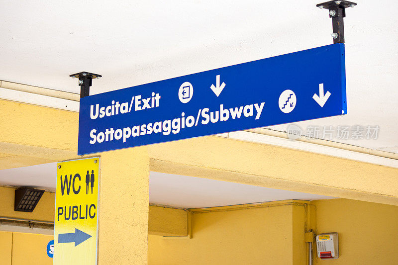 出口和地铁标志用英语和意大利语
