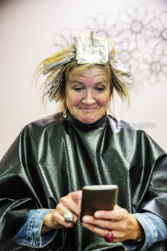 一个成熟的中年女人在自拍染发。
