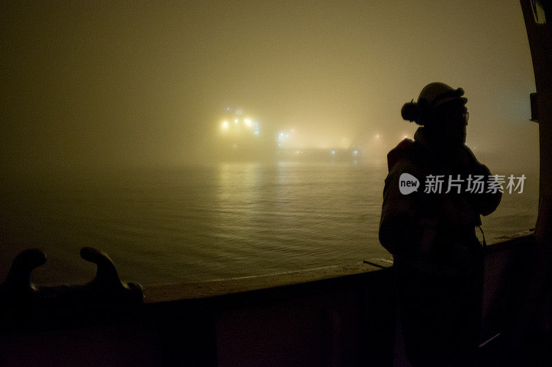 一个雾蒙蒙的夜晚，海上的石油钻井工人