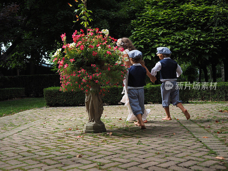 孩子们在花园里玩耍