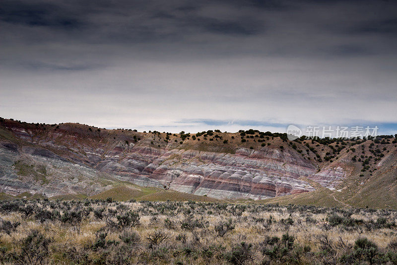 犹他州恐龙国家纪念碑的彩色砂岩地层