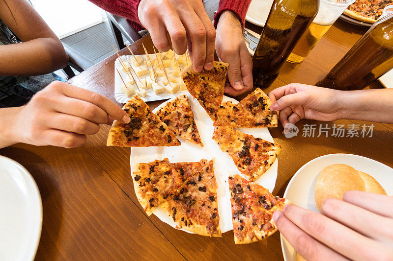 一起吃披萨
