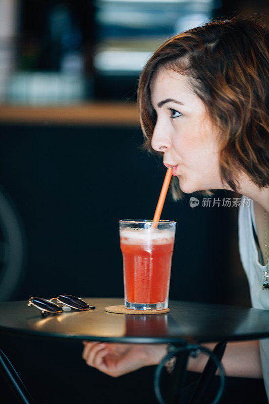 喝草莓柠檬水的女人