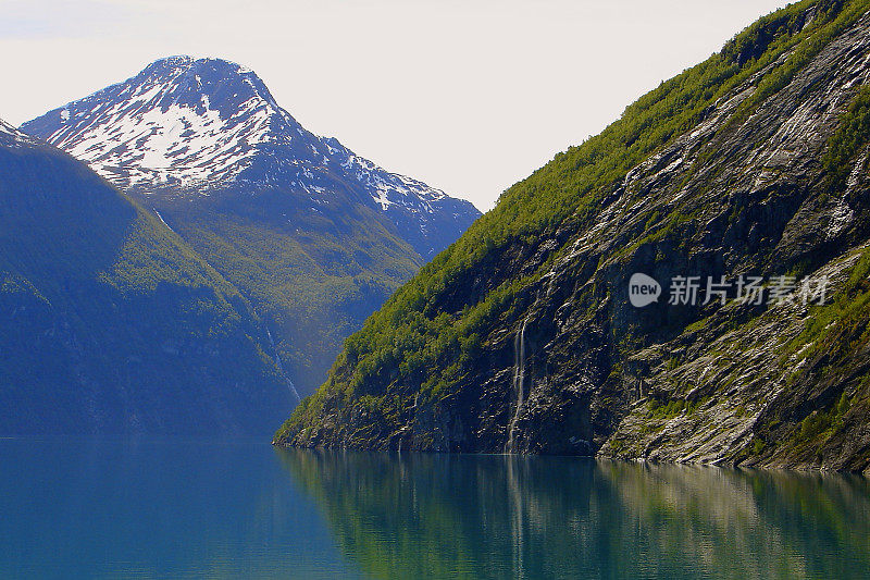 通过渡轮穿越挪威令人印象深刻的盖兰格峡湾，挪威戏剧性的风景，斯堪的纳维亚-北欧国家