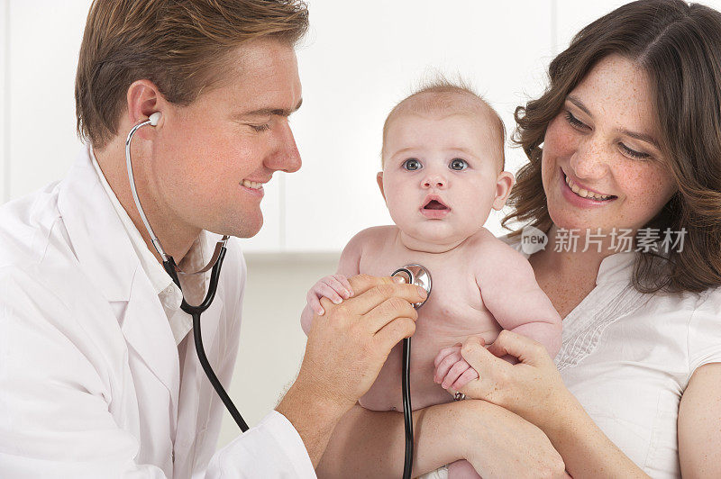 医生检查婴儿病人与母亲