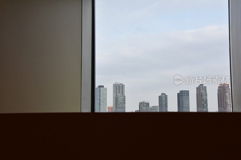 透过窗户欣赏纽约市的景色