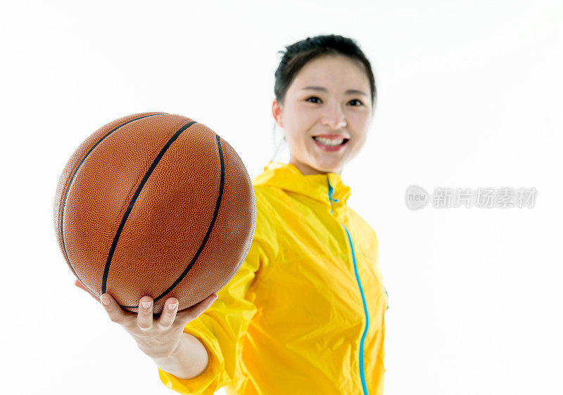 年轻的亚洲女子与篮球对白色的背景