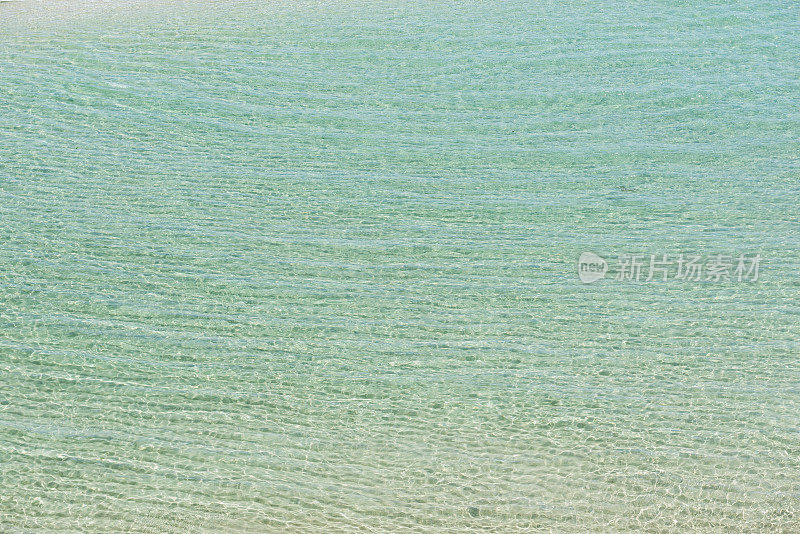 晶莹浅蓝的海背景。南康沃尔。
