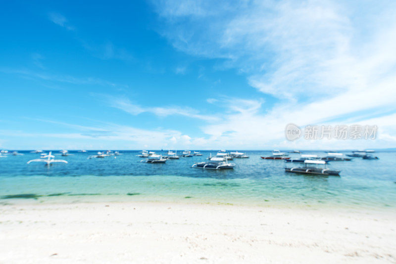 热带海滩和蓝天模糊抽象背景