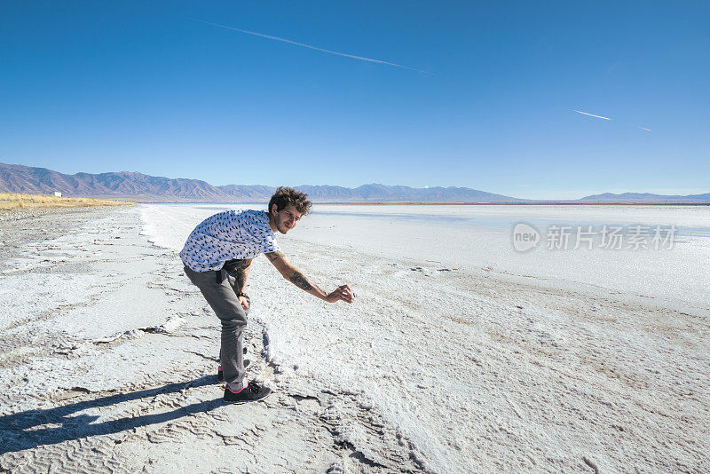 这个年轻人，潮人，旅行者，用动作摄像机拍摄犹他州的大盐湖