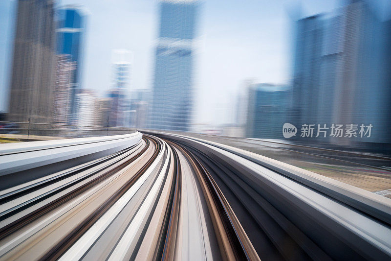 繁忙的道路和现代化的建筑在市中心的现代城市