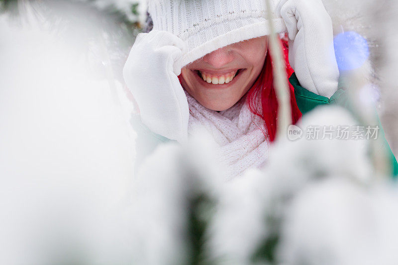 白雪森林里一个女孩的肖像