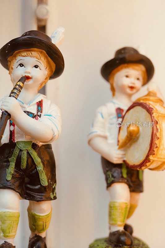 小雕像:两个巴伐利亚孩子在演奏音乐