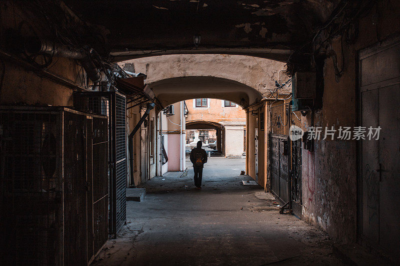 一名男子独自走过乌克兰敖德萨的古老通道。