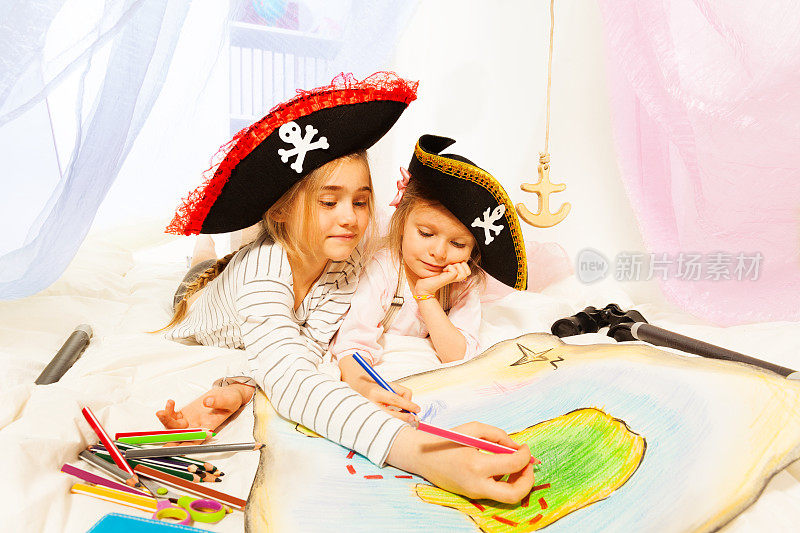年轻的海盗在画藏宝图