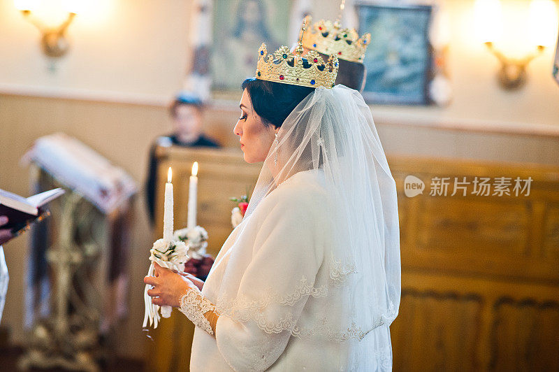 新婚夫妇在教堂举行的婚礼上戴王冠