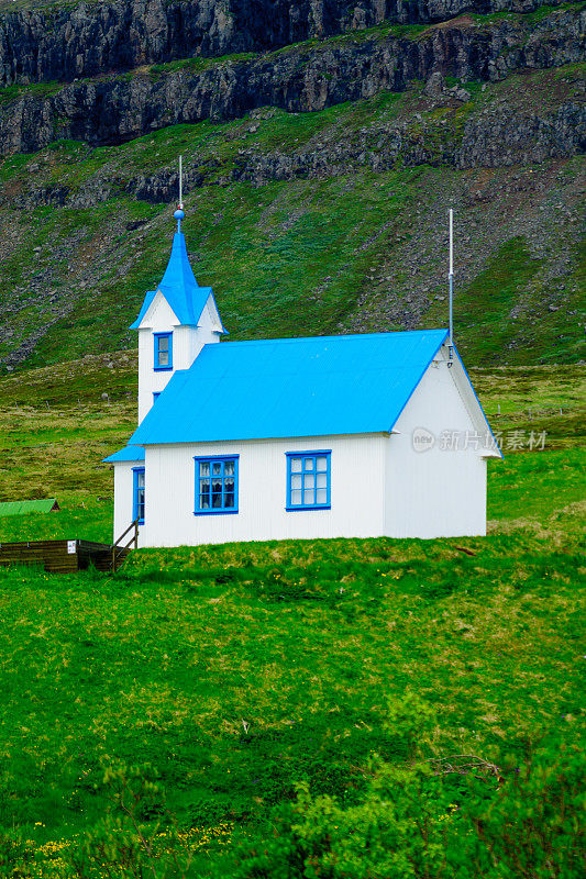 东峡湾地区的一座孤立的教堂