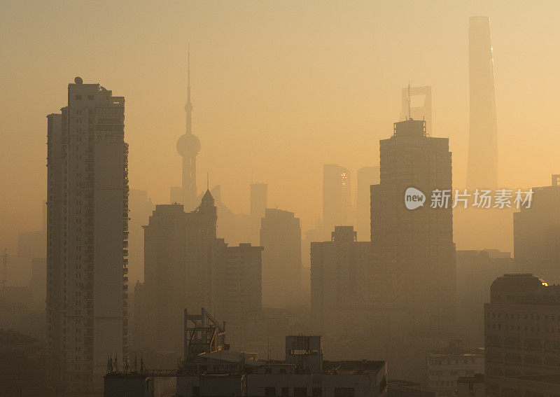 日出和烟雾笼罩着上海的天际线