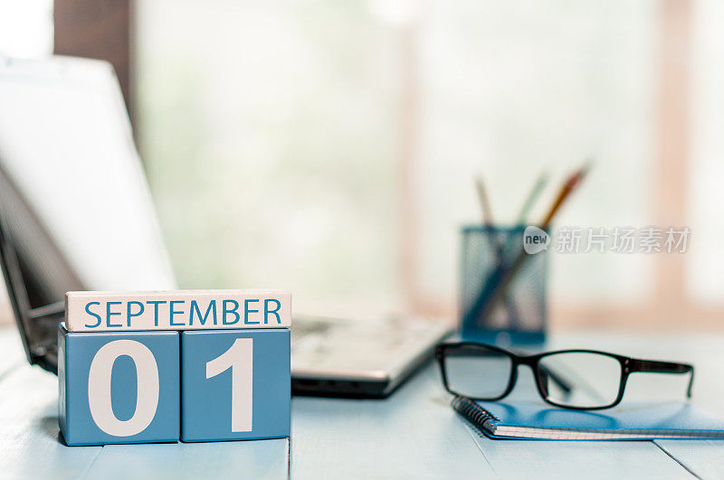 9月1日。月的第一天，回到学校的概念。日历上有老师或学生的工作背景。秋天的时间。文本空白