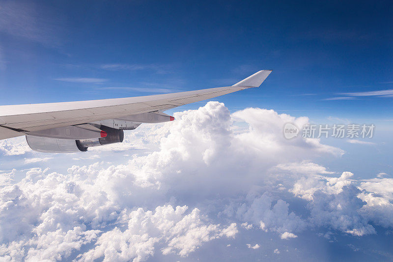 飞向蓝天和云海和机翼的飞机与天际线顶部视图从窗口看飞机，在飞行空间为文本信息，框架或旅行的想法概念