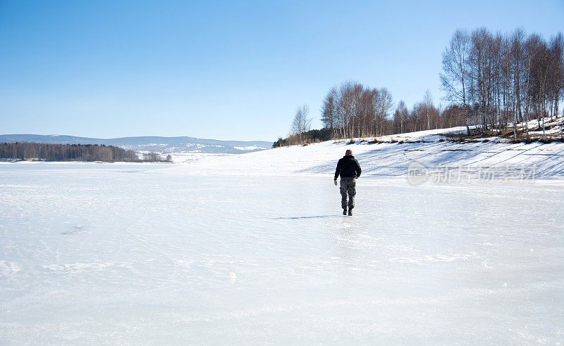 在结冰的湖面上行走的人