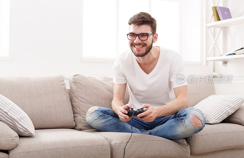 快乐的年轻人在家里玩电子游戏