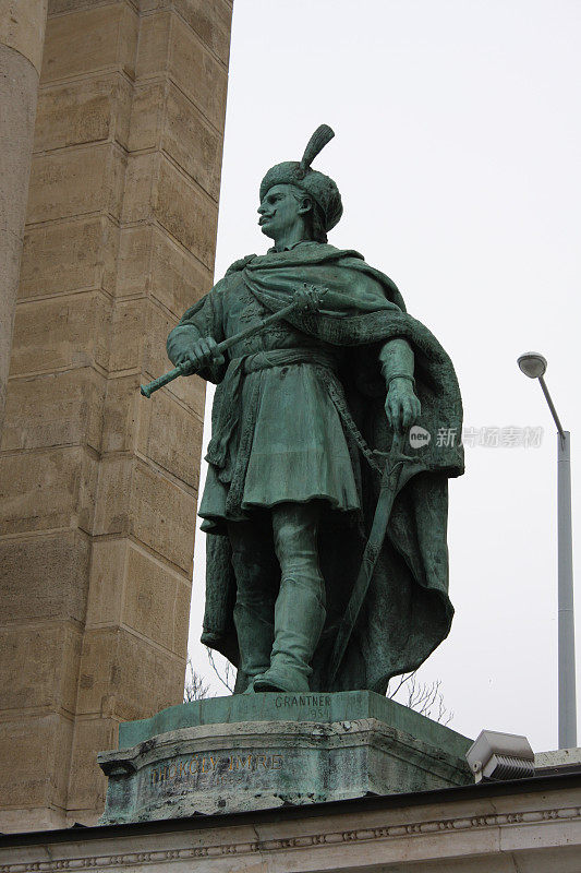 布达佩斯英雄广场，广场上雕像和纪念碑的细节
