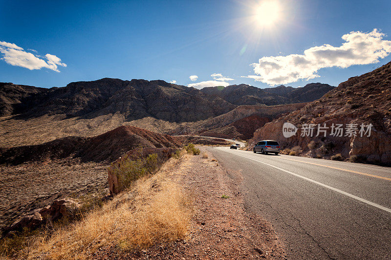 蜿蜒的道路穿过峡谷