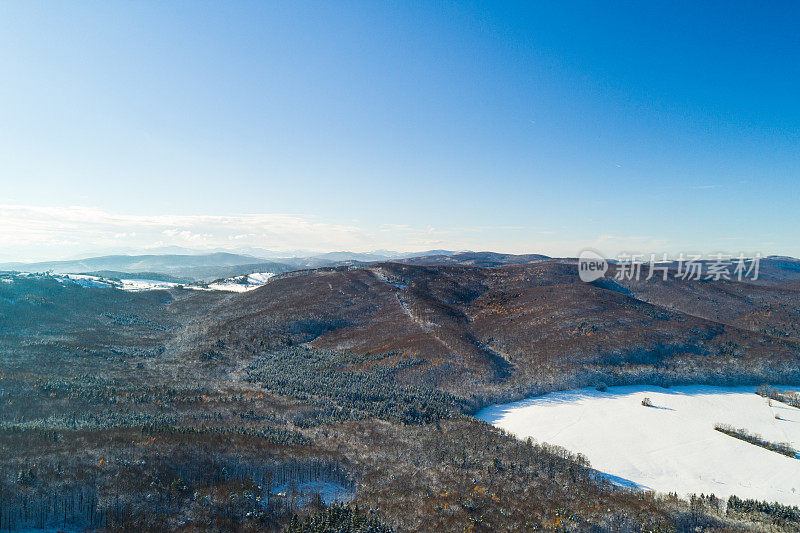 四季鸟瞰图，冬山，森林，雪，乡村景观