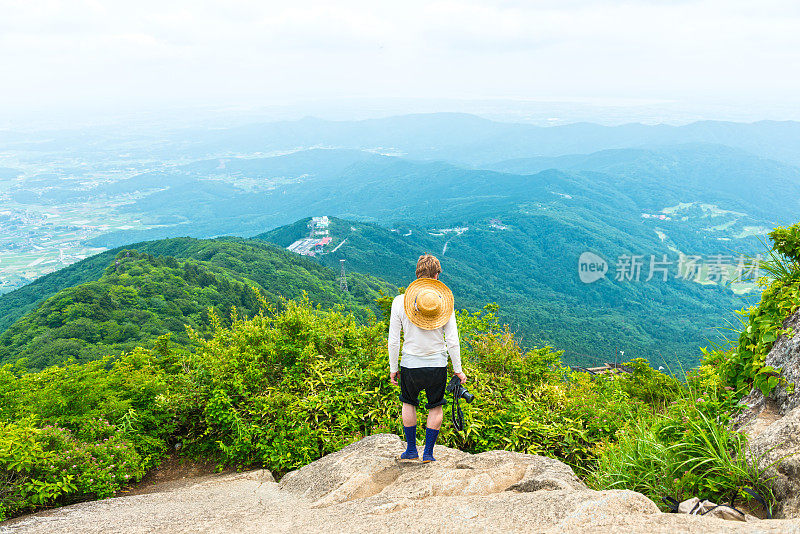 在白桥步道徒步旅行