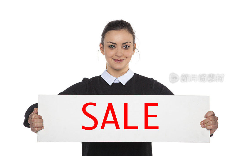 美丽开朗的女人拿着一块空白的广告牌，上面写着“销售”
