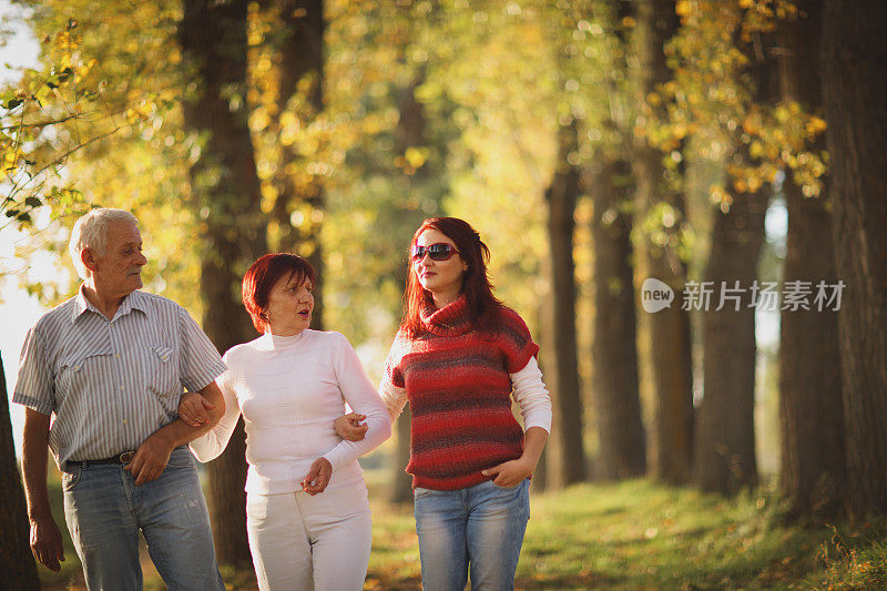 快乐的一家人在公园里度过他们的秋日