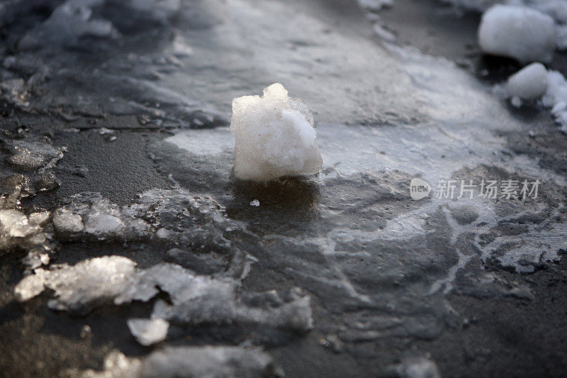 汽车轮胎上的积雪痕迹