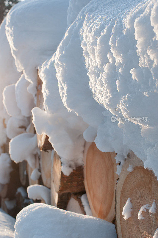 白雪覆盖的原木堆