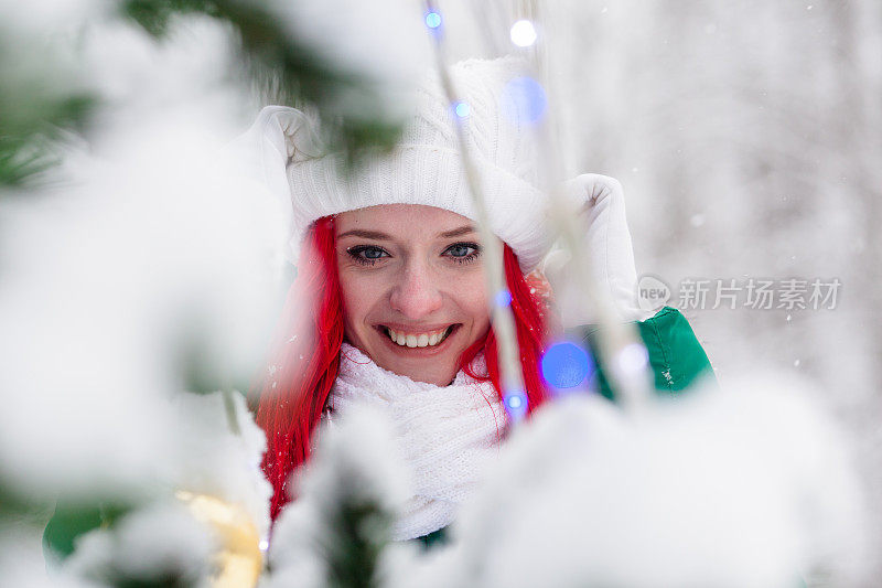 白雪森林里一个女孩的肖像