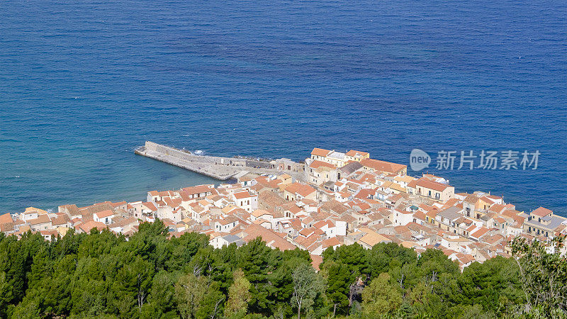 Cefalù，西西里岛北部海岸的一个城市，面朝第勒尼安海，因其历史和广阔的海滩而成为该地区的主要旅游景点之一(意大利)