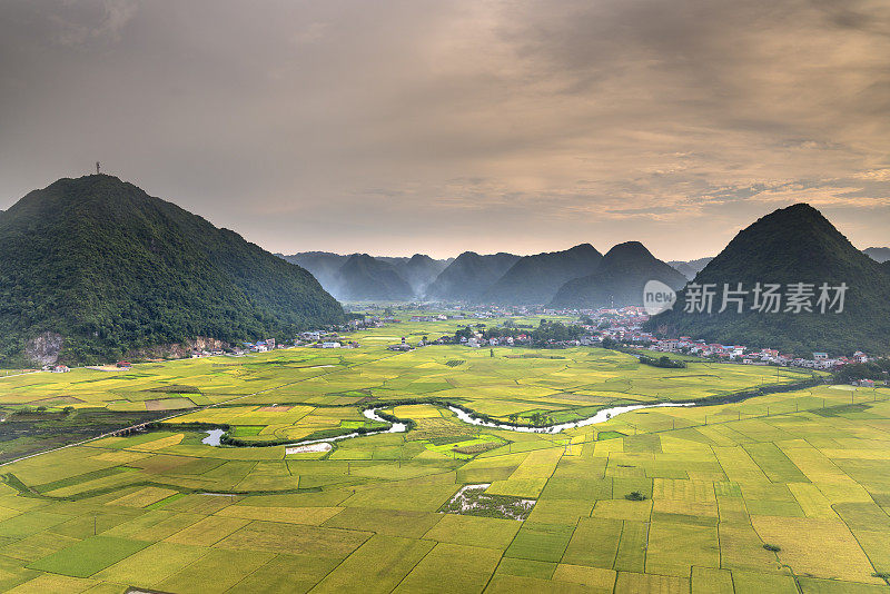 越南南宋省南宋区纳Lay山顶上的北宋河谷全景