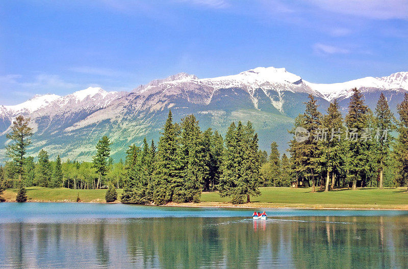 贾斯帕公园小屋湖在夏季的山峰