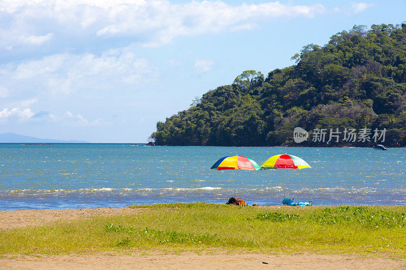哥斯达黎加海滩上的沙滩伞