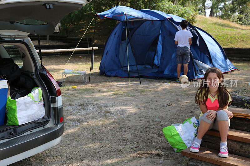夏天的小女孩和露营帐篷