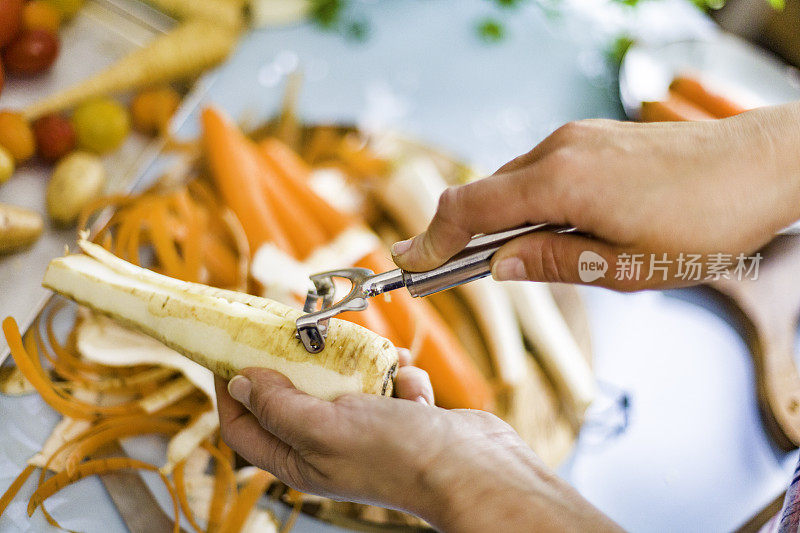 准备烤用的新鲜欧洲防风草