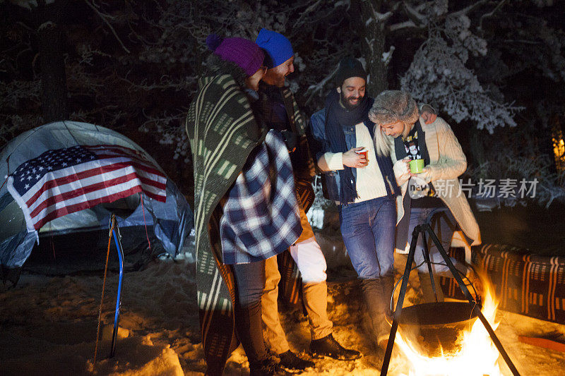 四个人在冬季露营