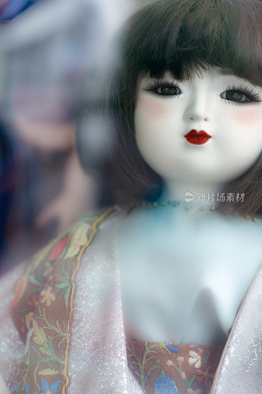 跳蚤市场上的日本娃娃