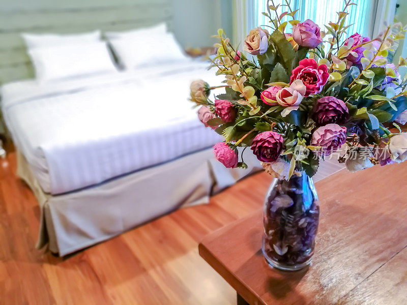 现代乡村居室餐桌上的人造花装饰花瓶