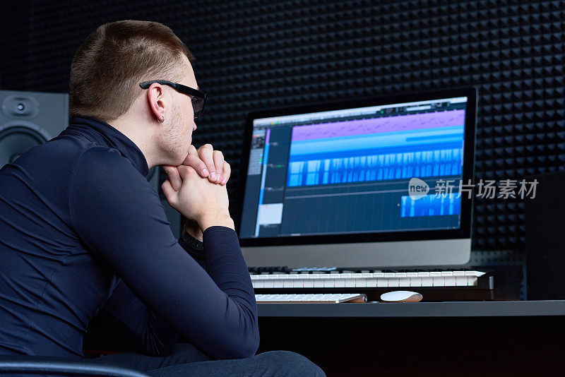 音频工程师在录音室创建新的轨道