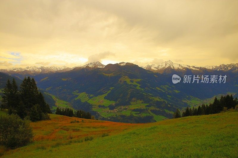 在齐勒塔尔山谷的田园诗般的风景，戏剧性的蒂罗尔雪山，奥地利