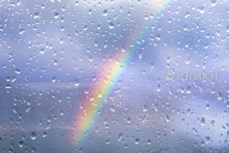 彩虹透过窗户，雨后雨滴